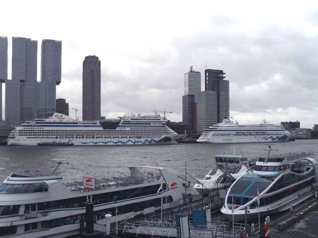 Cruiseschepen AIDAmar en AIDAcara van Aida Cruises aan de Cruise Terminal Rotterdam